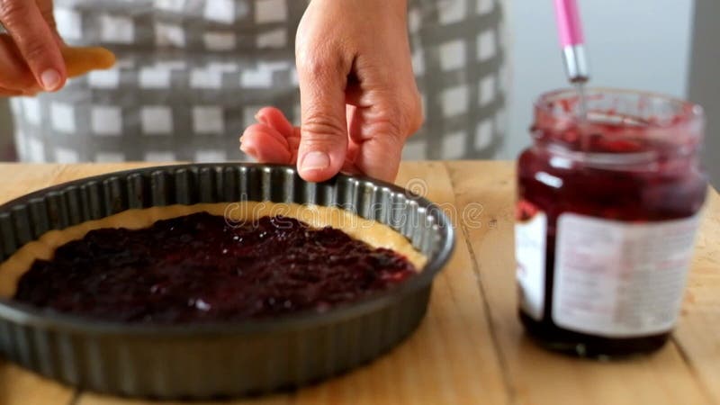 Cercano a las ancianas manos maduras preparen una sabrosa mano en casa hecha de pastel de fruta para la gente en casa - celebraci almacen de video
