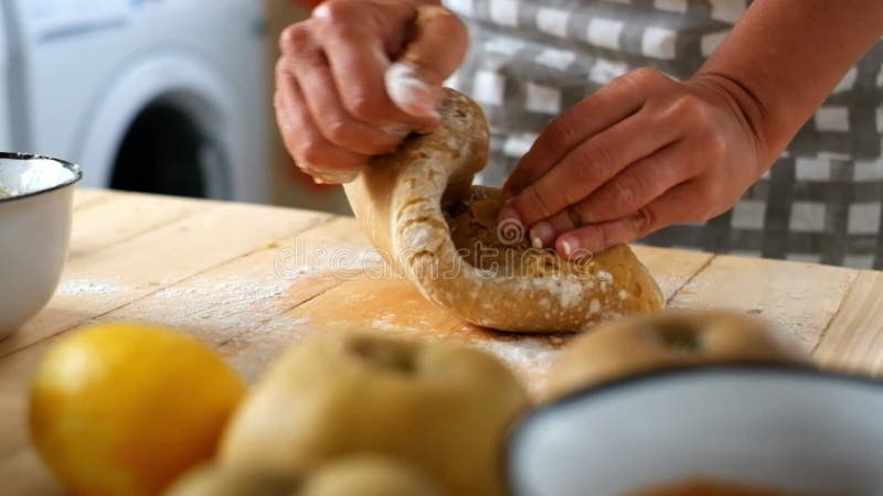 Cercano a las ancianas manos maduras preparen una sabrosa mano en casa hecha de pastel de fruta para la gente en casa - celebraci almacen de metraje de vídeo