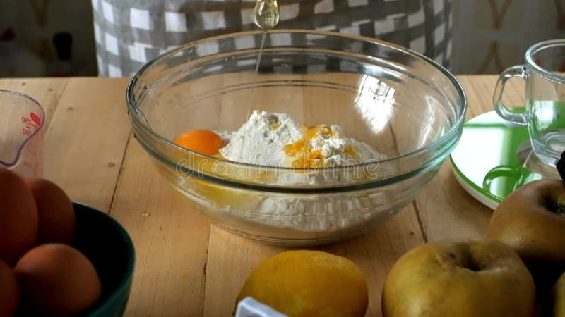 Cercano a las ancianas manos maduras preparen una sabrosa mano en casa hecha de pastel de fruta para la gente en casa - celebraci metrajes