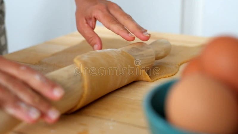 Cercano a las ancianas manos maduras preparen una sabrosa mano en casa hecha de pastel de fruta para la gente en casa - celebraci metrajes