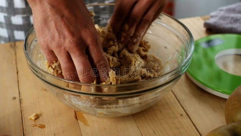 Cercano a las ancianas manos maduras preparen una sabrosa mano en casa hecha de pastel de fruta para la gente en casa - celebraci metrajes