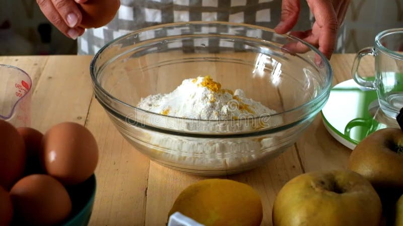Cercano a las ancianas manos maduras preparen una sabrosa mano en casa hecha de pastel de fruta para la gente en casa - celebraci almacen de video