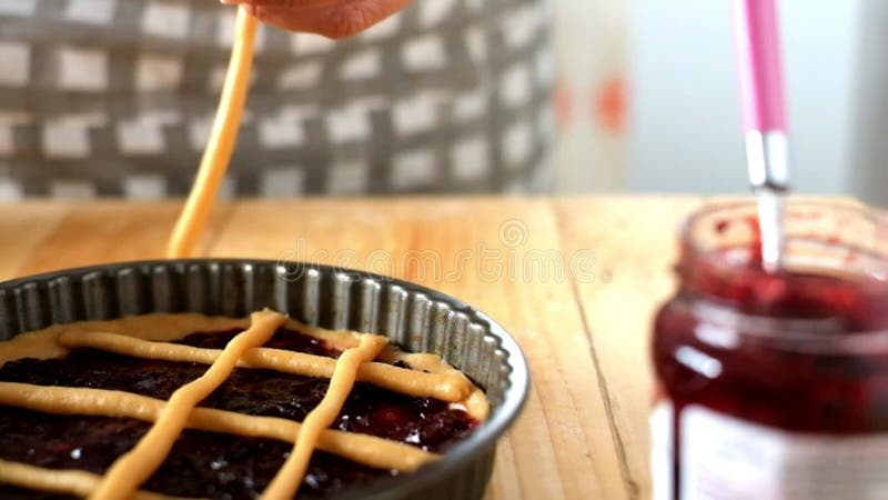 Cercano a las ancianas manos maduras preparen una sabrosa mano en casa hecha de pastel de fruta para la gente en casa - celebraci almacen de video