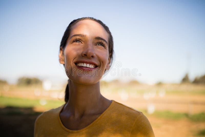 Cercare femminile premuroso felice della puleggia tenditrice immagini stock Cercare femminile premuroso felice della puleggia tenditrice immagini stock