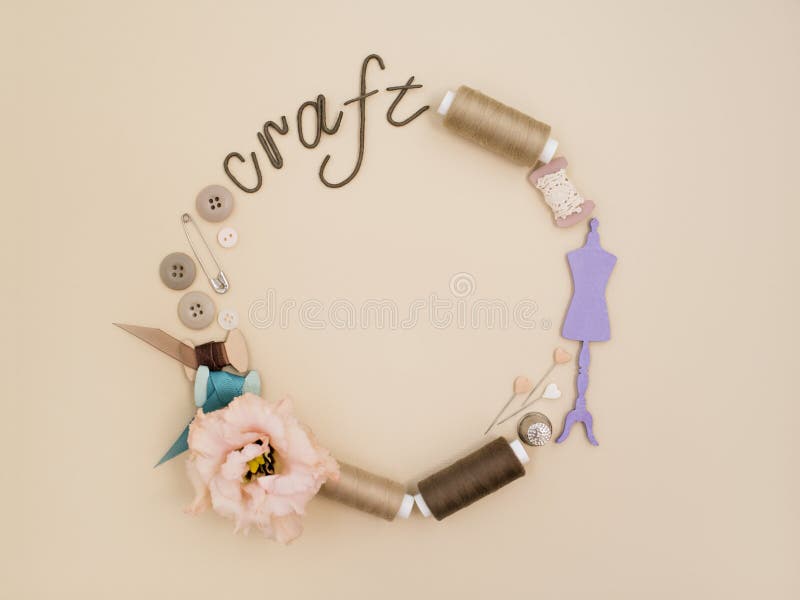 Cerchio dai rifornimenti del mestiere fotografie stock libere da diritti Cerchio dai rifornimenti del mestiere fotografie stock libere da diritti
