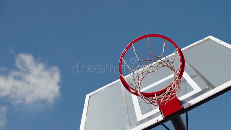 Panier De Basket à La Porte De La Chambre. Le Basket Frappe Le Panier.  Loisirs. Succès Sur La Cible. Banque De Vidéos - Vidéo du concurrence,  sportif: 251362346