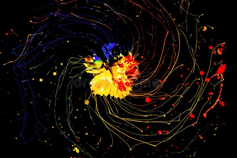 Cercle de couleur créatif, modèle en spirale de douleur acrylique avec une fleur dans le centert, fond abstrait sur le noir photo stock Cercle de couleur créatif, modèle en spirale de douleur acrylique avec une fleur dans le centert, fond abstrait sur le noir photo stock