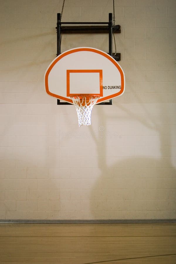 Cercle Et Cour De Basketball Image stock Image du gymnase
