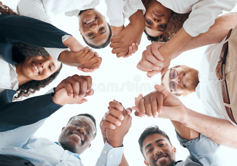 Cercle et portrait du personnel pour tenir la main dans le bureau angle bas et soutien au travail d'équipe pour les objectifs. Pro photo stock