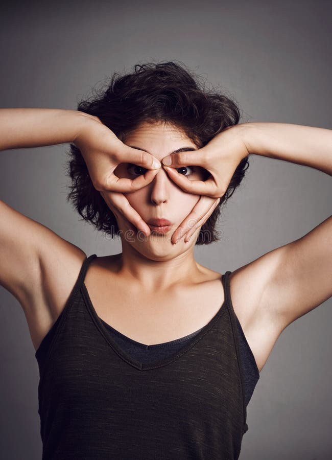 Cercle sur les yeux drôle visage et portrait de fille en studio pour l'expression faciale excité et réaction émoticônes. bande des photos libres de droits