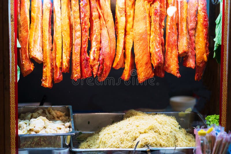 Cerdo asado rojo colgando delante de la tienda de fideos comida callejera tailandesa fotografía de archivo libre de regalías Cerdo asado rojo colgando delante de la tienda de fideos comida callejera tailandesa fotografía de archivo libre de regalías