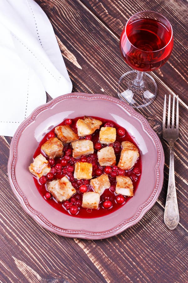 Cerdo frito con la salsa del arándano y de vino imágenes de archivo libres de regalías Cerdo frito con la salsa del arándano y de vino imágenes de archivo libres de regalías