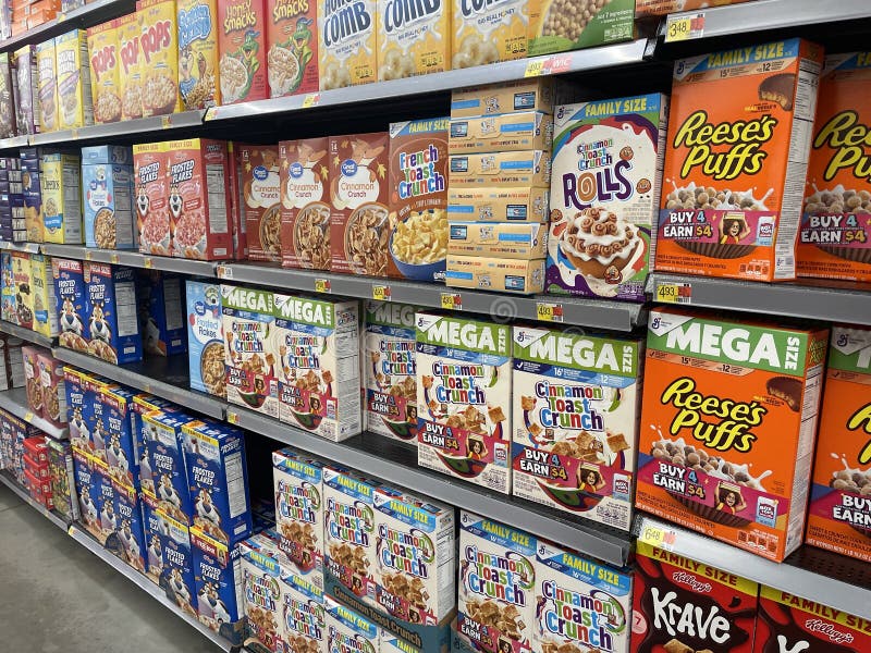 Interior de uma loja Walmart a exibir cereais Reeses Cinnamon Toast Crunch imagens de stock