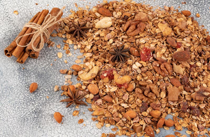 Cereal hecho en casa orgánico del Granola con la avena, la almendra, el anís y el cin imágenes de archivo libres de regalías Cereal hecho en casa orgánico del Granola con la avena, la almendra, el anís y el cin imágenes de archivo libres de regalías