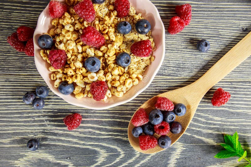 Cereal y frutas frescas foto de archivo libre de regalías Cereal y frutas frescas foto de archivo libre de regalías