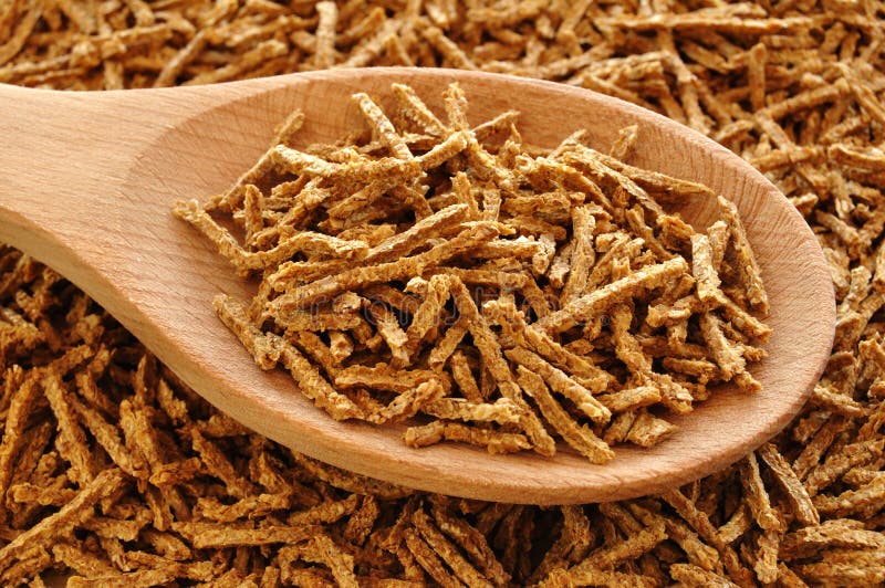 Cereale della crusca di frumento sul cucchiaio di legno fotografia stock libera da diritti Cereale della crusca di frumento sul cucchiaio di legno fotografia stock libera da diritti
