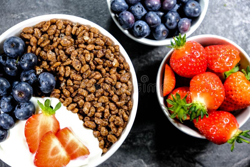 Cereali da prima colazione aromatizzati cioccolato con frutta fresca fotografia stock Cereali da prima colazione aromatizzati cioccolato con frutta fresca fotografia stock