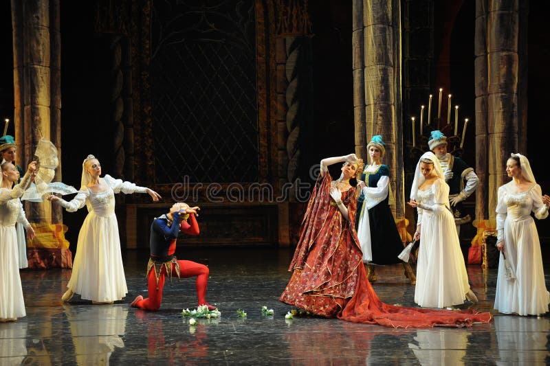 Ceremoni-balett för prins för drottningmodergasgloria- den vuxna svan sjön royaltyfria bilder Ceremoni-balett för prins för drottningmodergasgloria- den vuxna svan sjön royaltyfria bilder