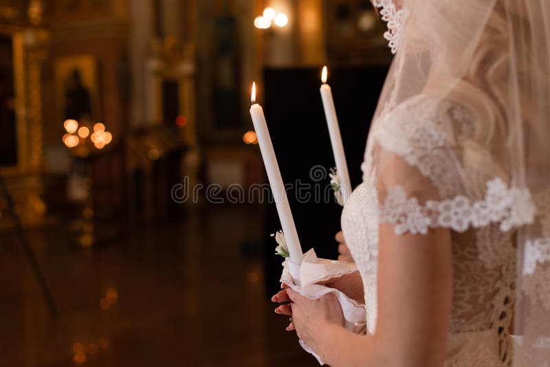 Ceremonia De Boda. Boda De Iglesia. La Novia Sostiene Velas. Vestido Blanco  Imagen de archivo - Imagen de hermoso, velas: 212292589
