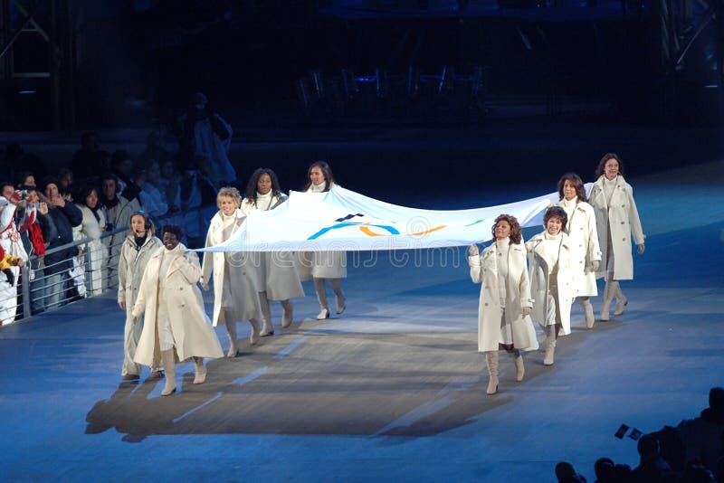 Ceremonia otwarcia zimowych igrzysk olimpijskich turinu 2006 wjazd flagi olimpijskiej po raz pierwszy w historii, tylko obrazy royalty free