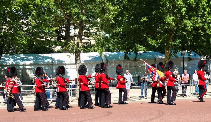 Ceremonialni strażnicy maszeruje przepustkę centrum handlowe w kierunku buckingham palace, Londyn, Zjednoczone Królestwo zdjęcia royalty free Ceremonialni strażnicy maszeruje przepustkę centrum handlowe w kierunku buckingham palace, Londyn, Zjednoczone Królestwo zdjęcia royalty free