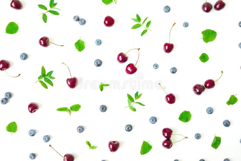 Cereza y arándanos con las hojas de menta en el fondo blanco Marco de la comida del verano Visi?n superior Endecha plana imagen de archivo Cereza y arándanos con las hojas de menta en el fondo blanco Marco de la comida del verano Visi?n superior Endecha plana imagen de archivo