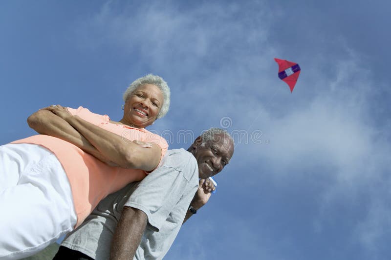 Cerf-volant aîné de vol de couples photos stock Cerf-volant aîné de vol de couples photos stock