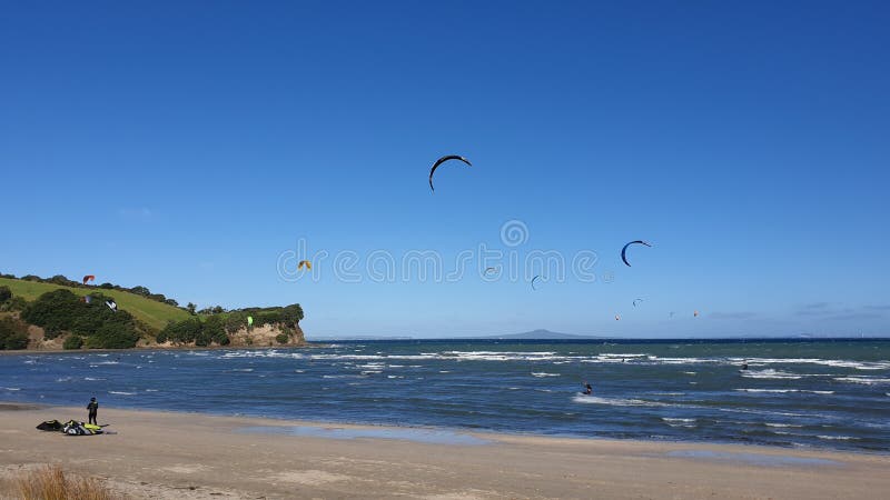 Cerf-volant surfant le Nouvelle-Zélande photo libre de droits Cerf-volant surfant le Nouvelle-Zélande photo libre de droits