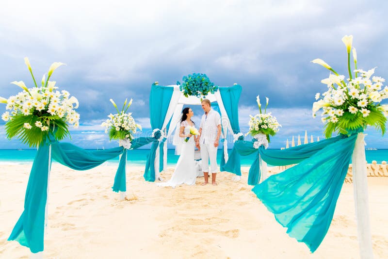 Cerimônia de casamento em uma praia tropical no azul Noivo e Br felizes fotos de stock Cerimônia de casamento em uma praia tropical no azul Noivo e Br felizes fotos de stock