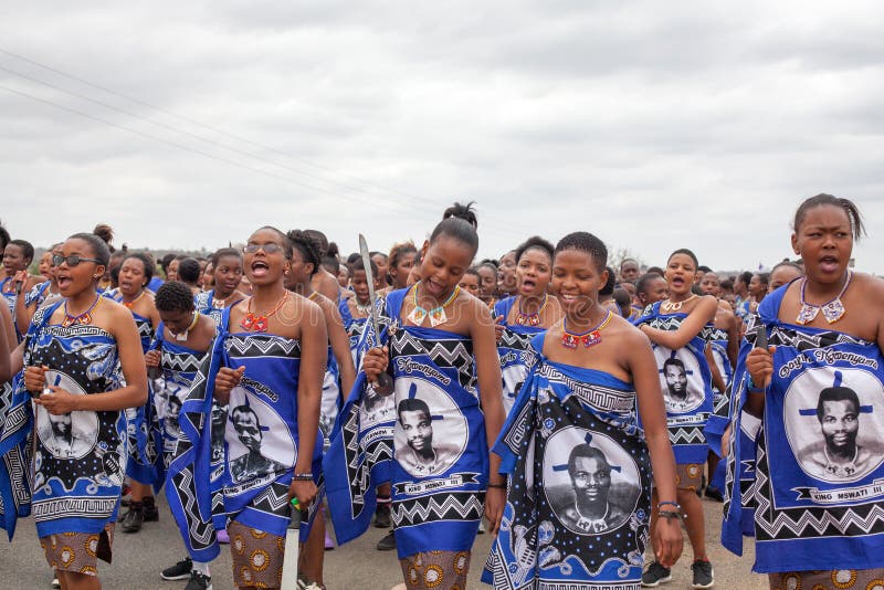 Cerim?nia de Umhlanga Reed Dance, rito nacional tradicional anual, uma de uma celebra??o de oito dias, meninas virgens novas com imagem de stock Cerim?nia de Umhlanga Reed Dance, rito nacional tradicional anual, uma de uma celebra??o de oito dias, meninas virgens novas com imagem de stock