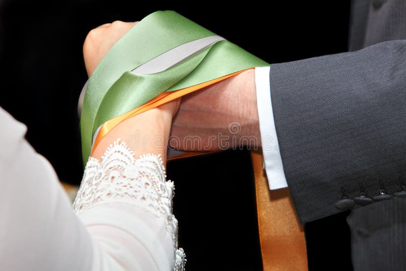 Cerimonia di cerimonia nuziale di Handfasting immagine stock Cerimonia di cerimonia nuziale di Handfasting immagine stock