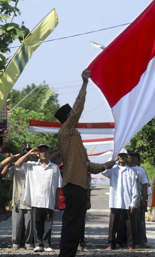CERIMONIA DI INNALZAMENTO DI BANDIERA DELL'INDONESIA immagini stock libere da diritti CERIMONIA DI INNALZAMENTO DI BANDIERA DELL'INDONESIA immagini stock libere da diritti