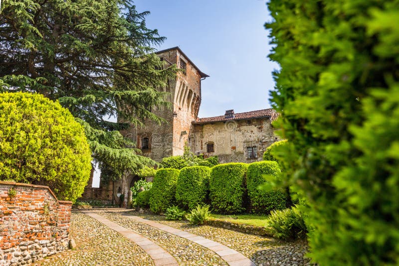 Cerimonia di nozze all'aperto nel castello di Moncrivello, situato in T fotografia stock libera da diritti Cerimonia di nozze all'aperto nel castello di Moncrivello, situato in T fotografia stock libera da diritti