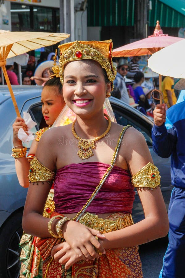 Cerimonia di nozze sulla via Le giovani donne tailandesi attraenti in vestiti e gioielli tradizionali sono sorridere sveglio immagine stock libera da diritti Cerimonia di nozze sulla via Le giovani donne tailandesi attraenti in vestiti e gioielli tradizionali sono sorridere sveglio immagine stock libera da diritti
