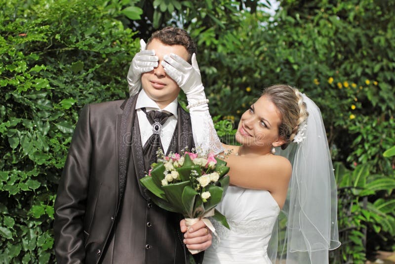 Женихе в глазах. Невеста закрывает глаза жениху. Глаза невесты и жениха. Свадьба Сток. Конкурсы на свадьбу жениху и невесте с закрытыми глазами.
