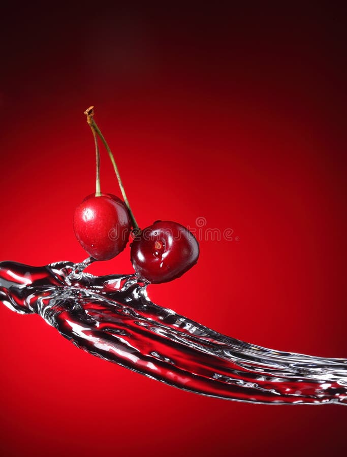 Cerise dans l'éclaboussure de l'eau images stock Cerise dans l'éclaboussure de l'eau images stock
