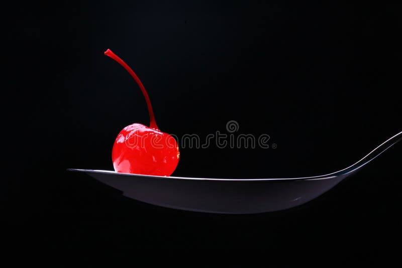 Cerise rouge de cocktail sur la cuillère image libre de droits Cerise rouge de cocktail sur la cuillère image libre de droits
