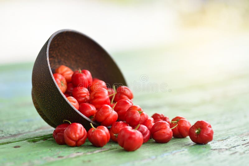 Cerise rouge plate d'Acerola de vue supérieure de configuration dans la cuvette en bois images libres de droits Cerise rouge plate d'Acerola de vue supérieure de configuration dans la cuvette en bois images libres de droits