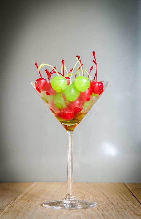 Cerises Glace en verre de martini photographie stock libre de droits Cerises Glace en verre de martini photographie stock libre de droits