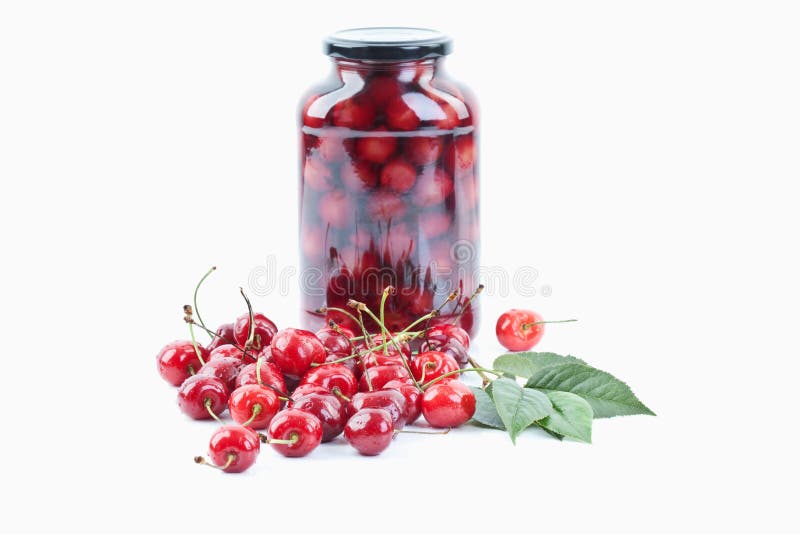 Cerises près de pot de compote de cerise photo libre de droits Cerises près de pot de compote de cerise photo libre de droits