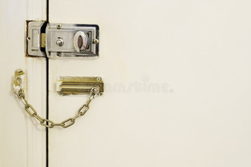 Cerradura de puerta y protección de alta seguridad de cadena en los ladrones nacionales del robo del hogar de la casa fotografía de archivo Cerradura de puerta y protección de alta seguridad de cadena en los ladrones nacionales del robo del hogar de la casa fotografía de archivo