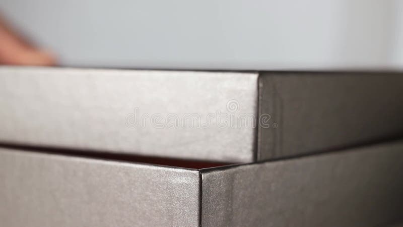 Cerrar caja de regalo pequeña negro metrajes