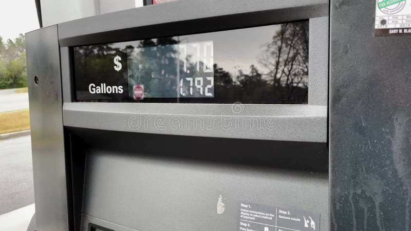 Cerrar dólares digitales por galón de pantalla en una bomba de gas 429 por galón a gas por