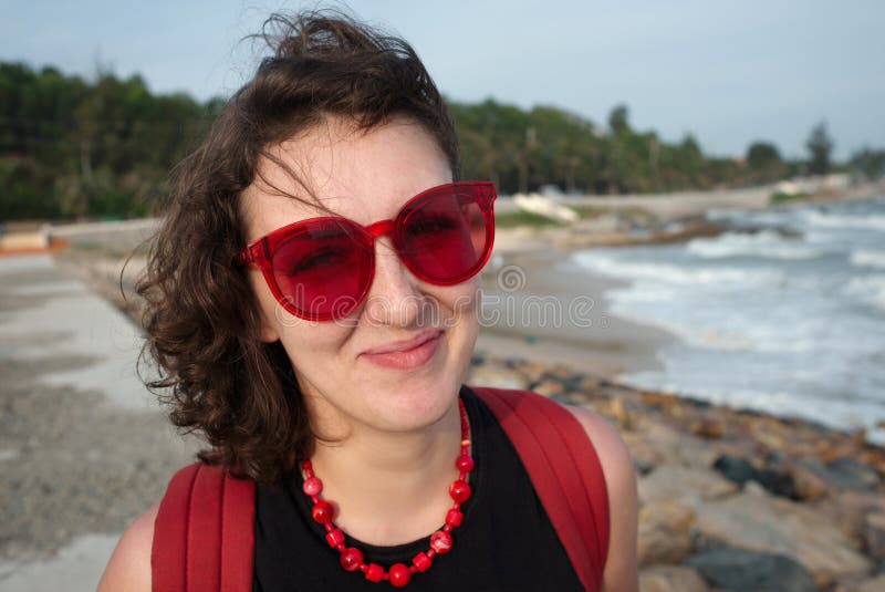 Maldito fascismo Humedad Cerrar El Retrato De La Mujer Con Gafas De Sol Rojas Y Perlas Y Disfrutar  Del Paseo Por La Playa. Foto de archivo - Imagen de sunglasses, disfrute:  182032868