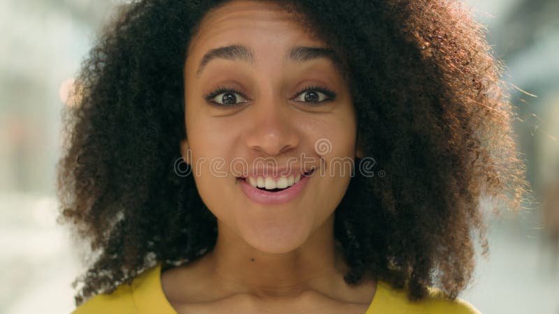 Cerrar a feliz mujer afroamericana mirando a la cámara sorprendió wow shock emocionado modelo femenina facial