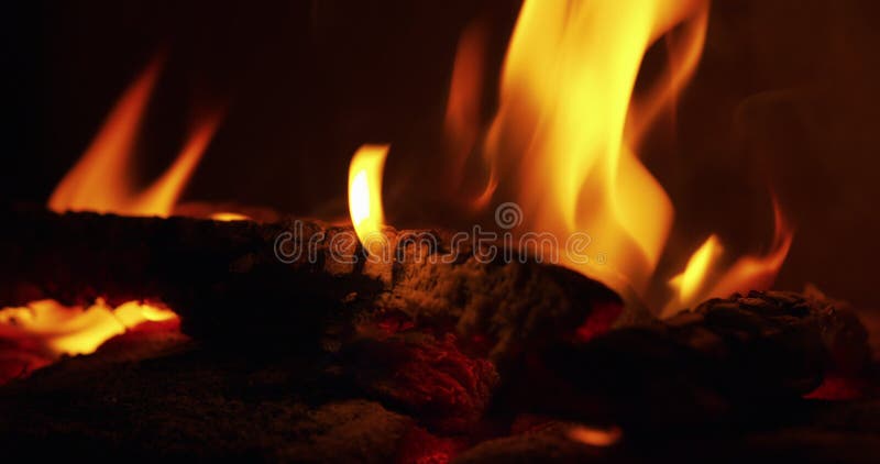 Cerrar las llamas en una chimenea con carbón de madera
