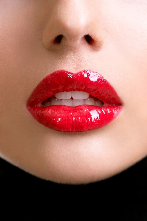 Cerrar los labios femeninos hermosos con labios rojos foto de archivo