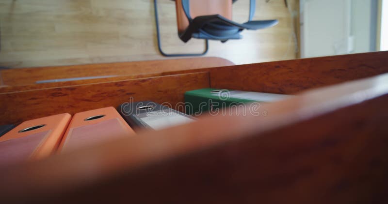 Cerrar. manos femeninas de la oficina o del contable. extrae la vista superior de la carpeta de documentos almacen de video