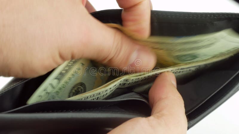 Cerrar manos masculinas contando el dinero de usa dólares en cartera metrajes