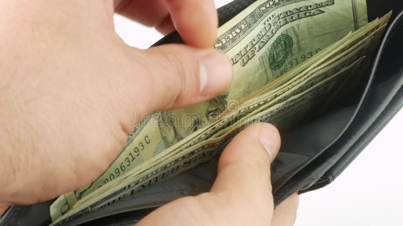 Cerrar manos masculinas contando el dinero de usa dólares en cartera almacen de metraje de vídeo